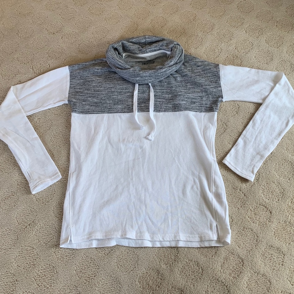 SO Kohls Grey and White Turtleneck